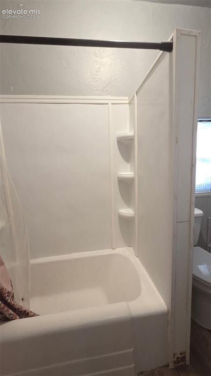 Image 4 of 14: Bathroom