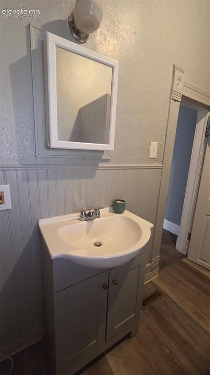 Image 7 of 14: Bathroom