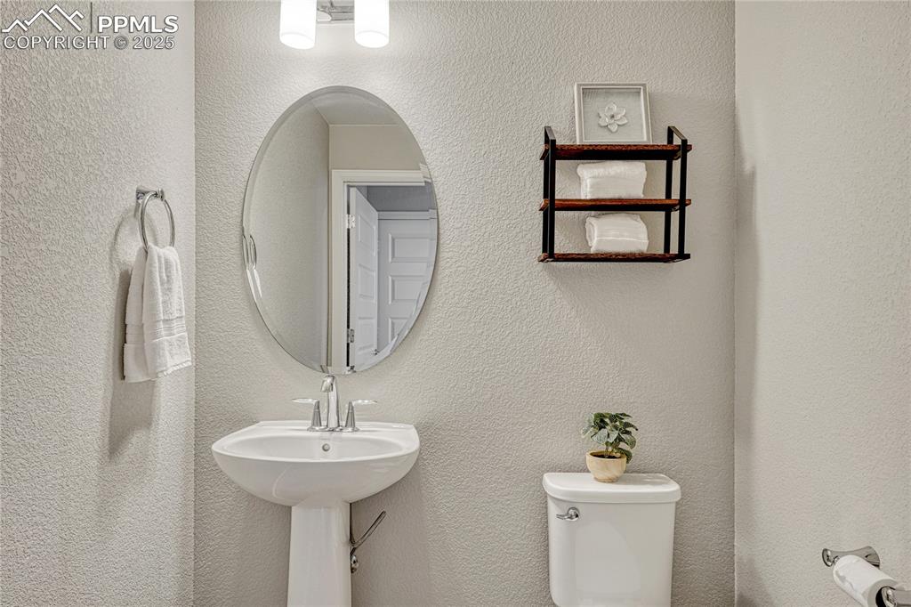 Image 19 of 37: Bathroom