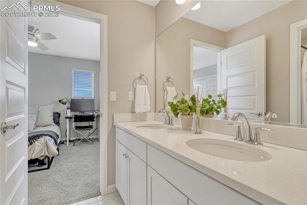 Image 25 of 37: Bathroom