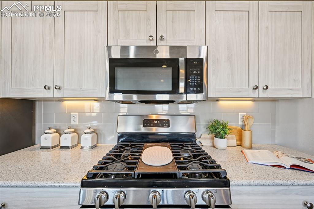 Image 15 of 38: Kitchen