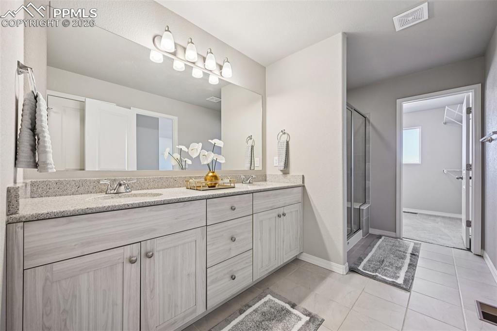 Image 29 of 38: Bathroom