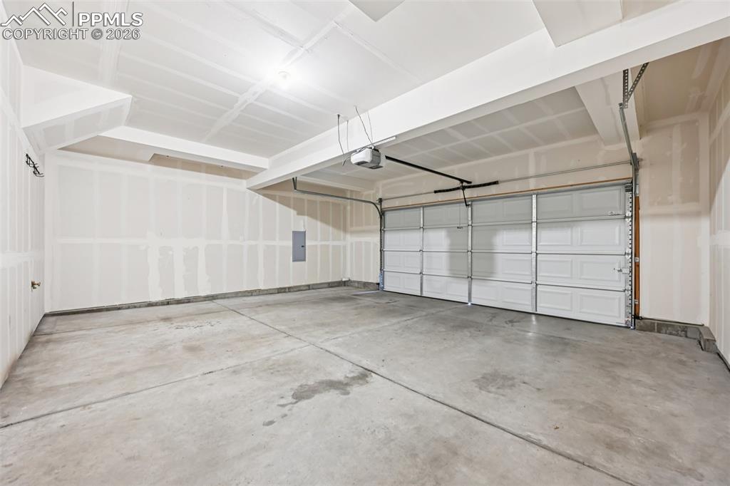 Image 34 of 38: Garage