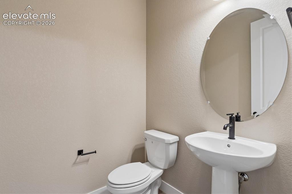 Image 11 of 27: Bathroom