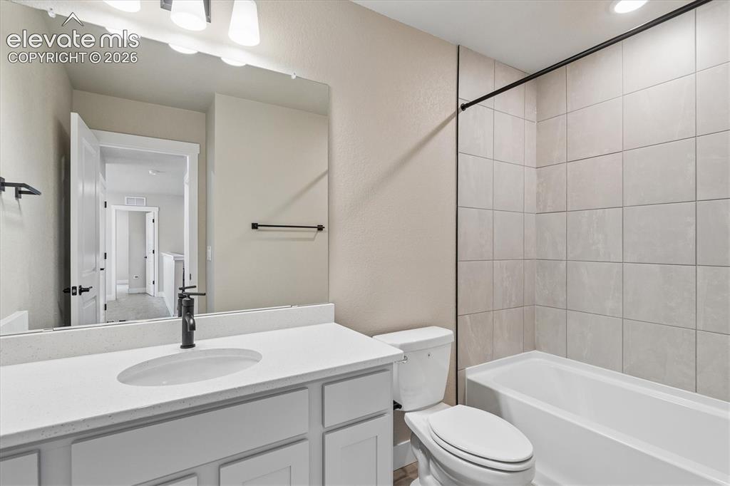 Image 18 of 27: Bathroom
