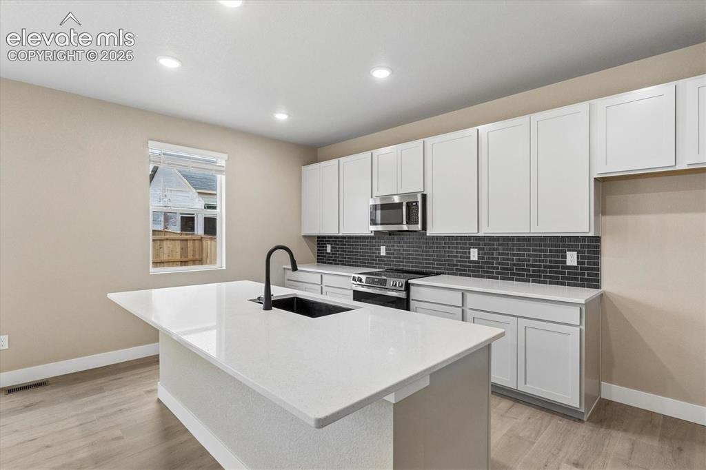 Image 4 of 27: Kitchen