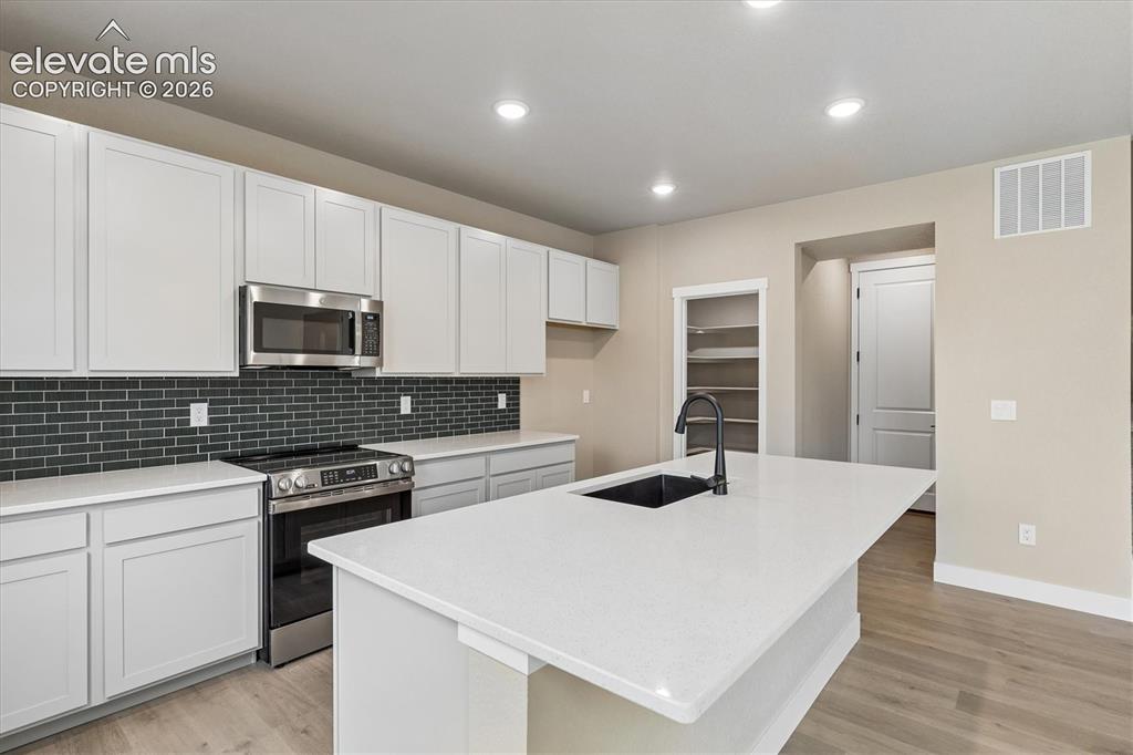 Image 6 of 27: Kitchen
