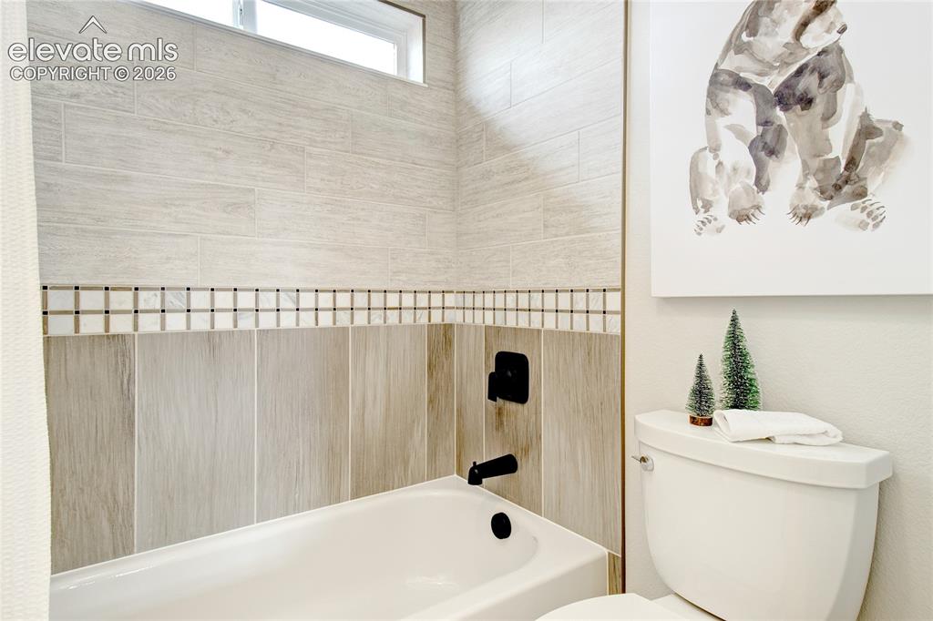 Image 16 of 33: Bathroom