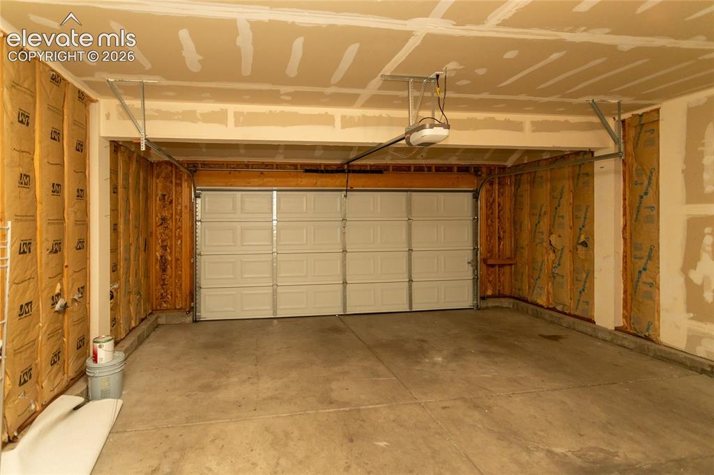 Image 28 of 30: Garage