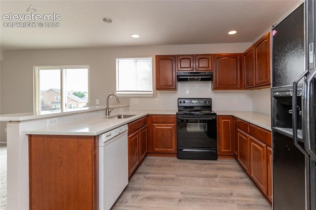 Image 6 of 30: Kitchen