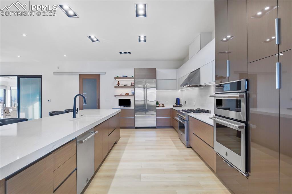 Image 11 of 50: Kitchen