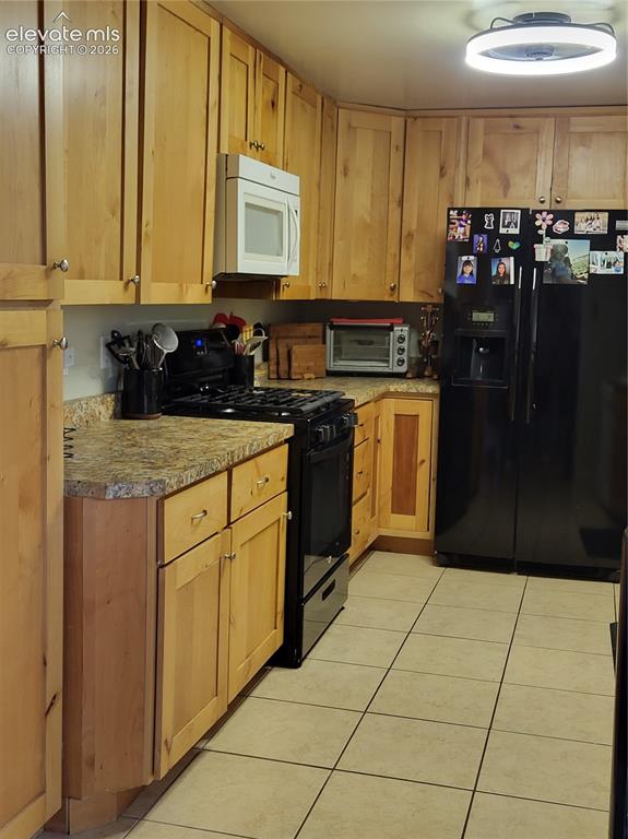 Image 10 of 19: Kitchen