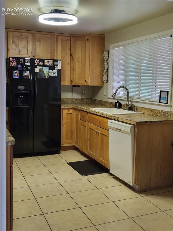 Image 11 of 19: Kitchen