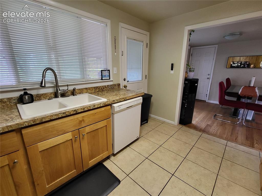 Image 12 of 19: Kitchen
