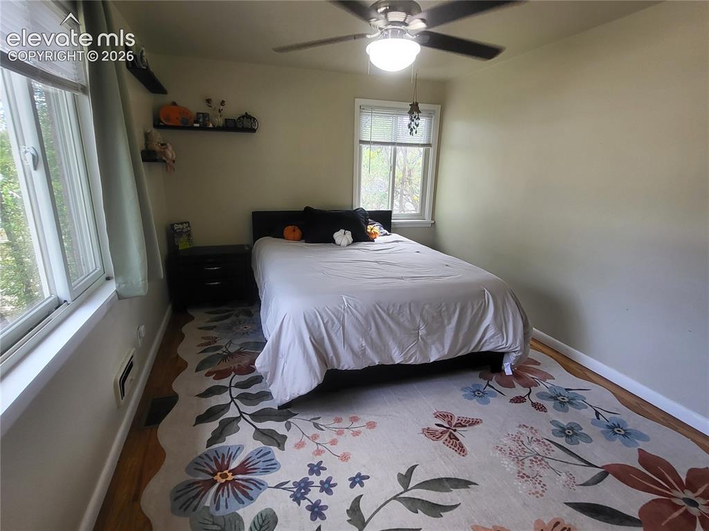 Image 14 of 19: Bedroom