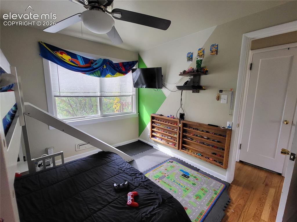 Image 17 of 19: Bedroom