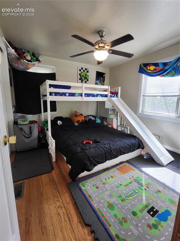 Image 18 of 19: Bedroom