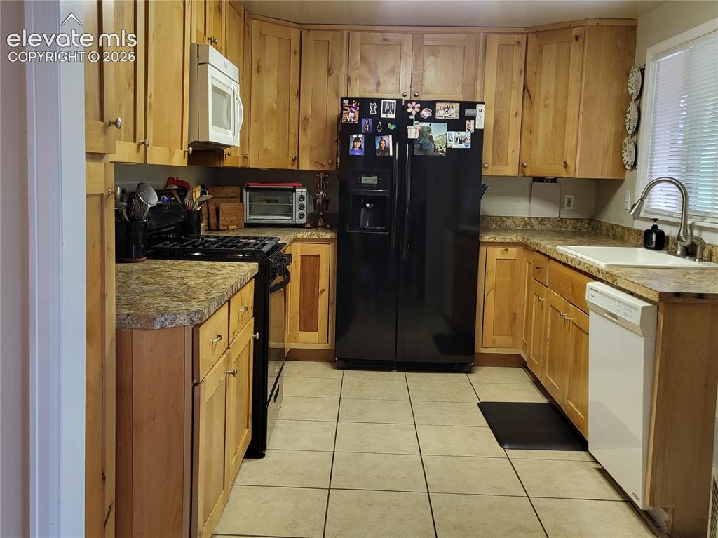Image 9 of 19: Kitchen