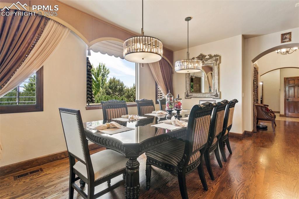 Image 11 of 47: Dining Area