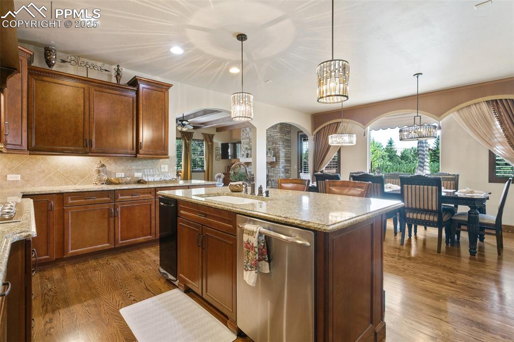 Image 15 of 47: Kitchen