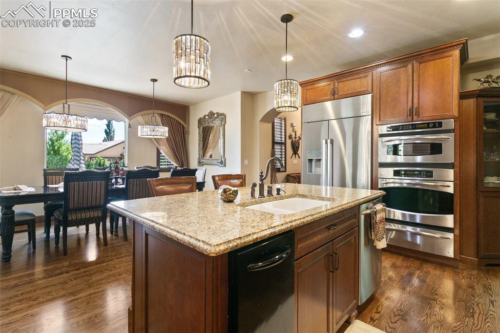 Image 16 of 47: Kitchen