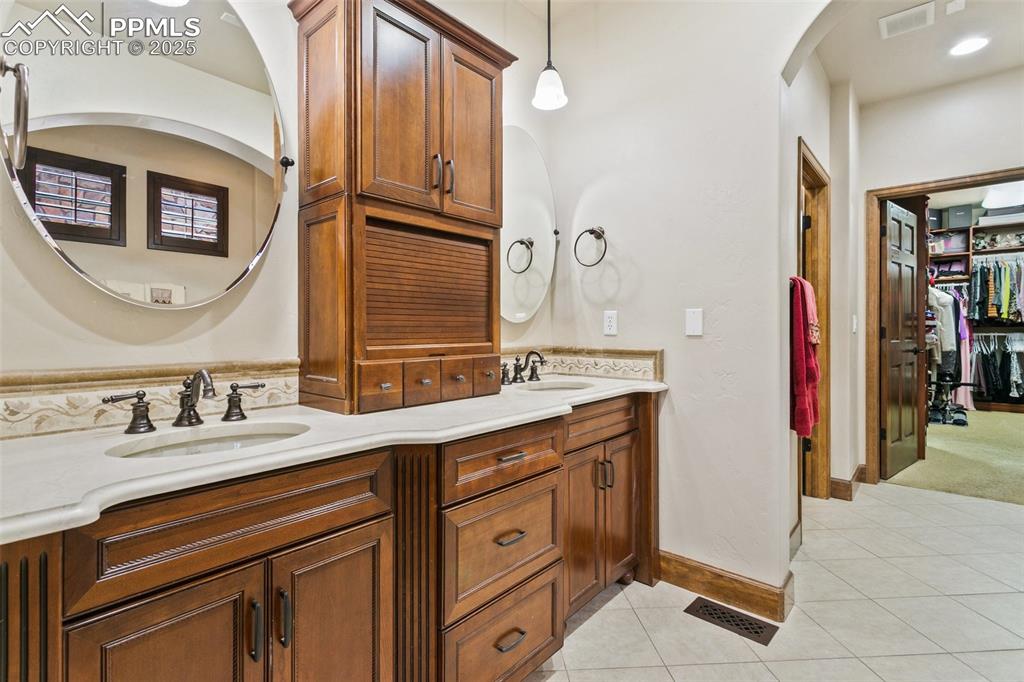 Image 19 of 47: Bathroom