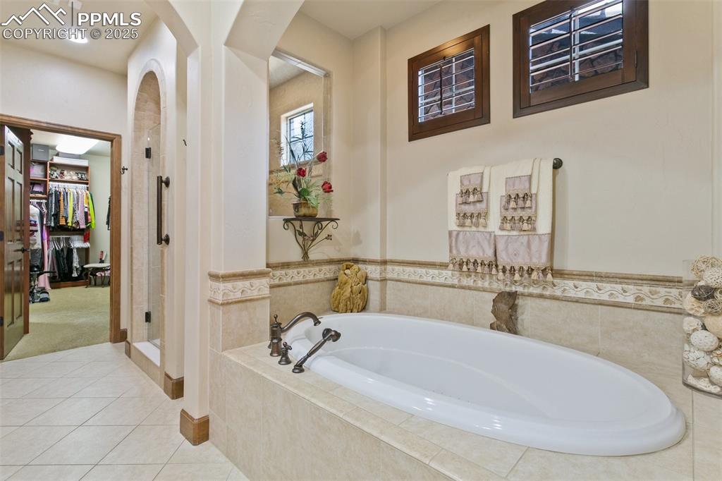 Image 20 of 47: Bathroom