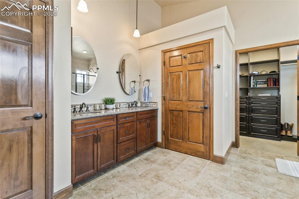 Image 24 of 47: Bathroom