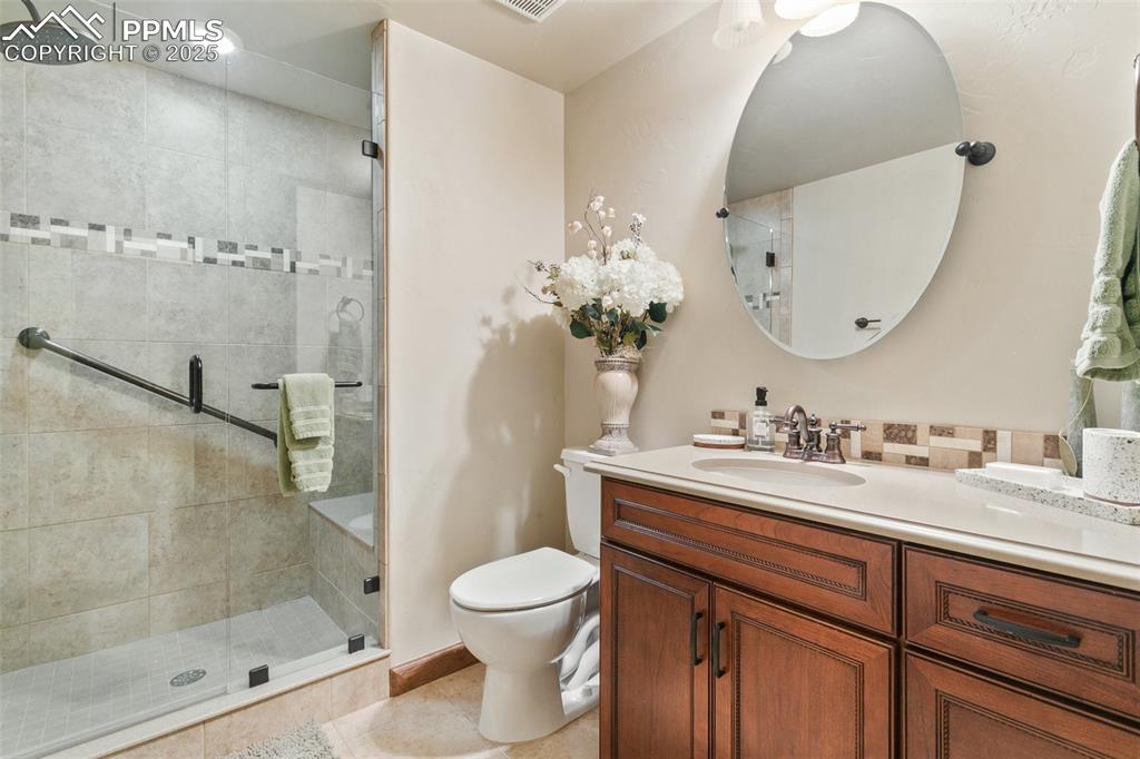 Image 35 of 47: Bathroom