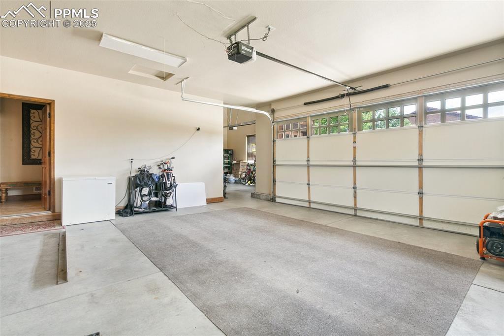 Image 42 of 47: Garage