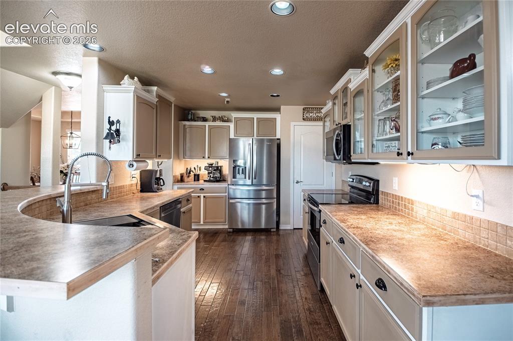 Image 15 of 50: Kitchen