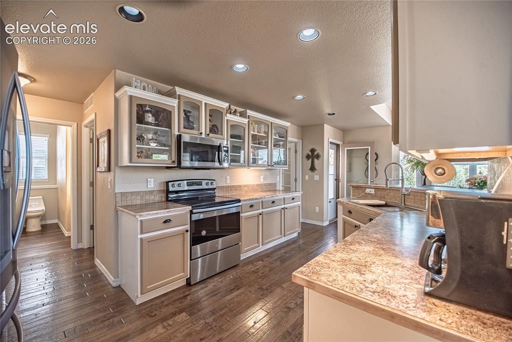 Image 16 of 50: Kitchen