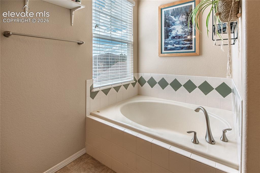 Image 33 of 50: Soaking Tub