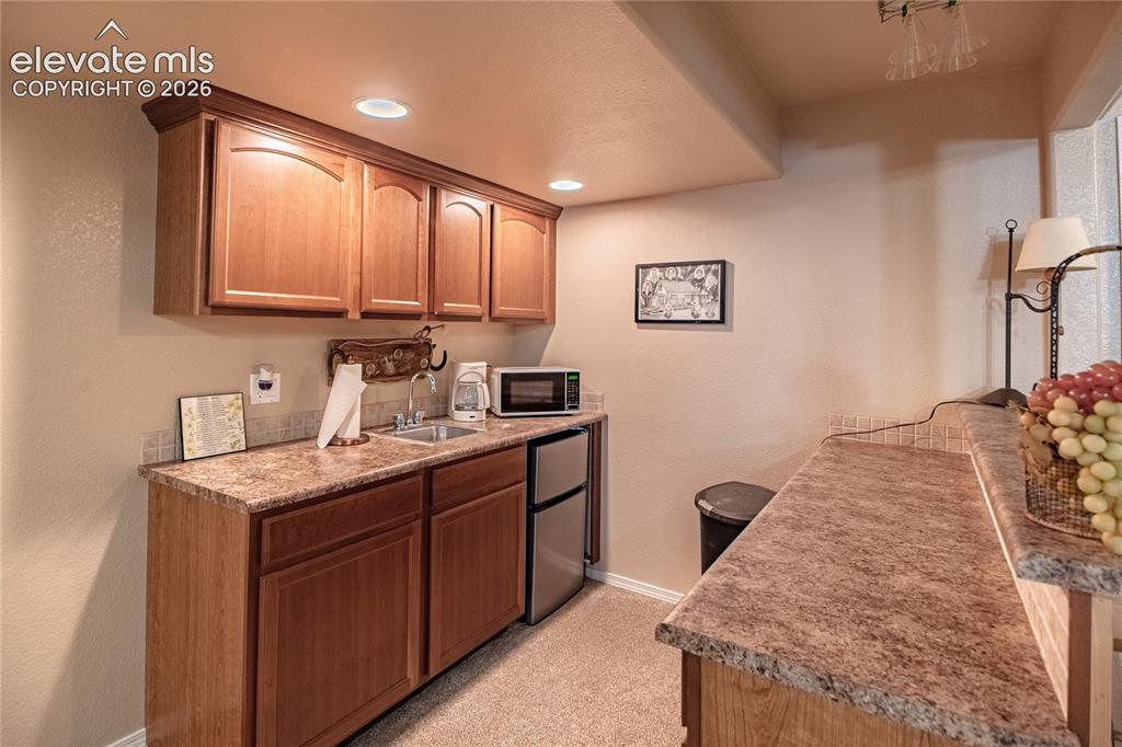 Image 39 of 50: Wet Bar-Kitchenette