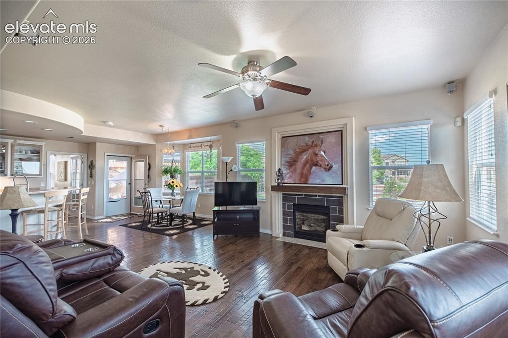 Image 9 of 50: Living Room