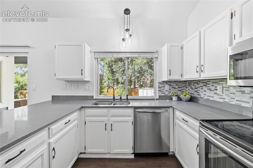 Image 10 of 27: Kitchen