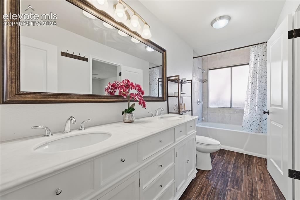 Image 15 of 27: Bathroom