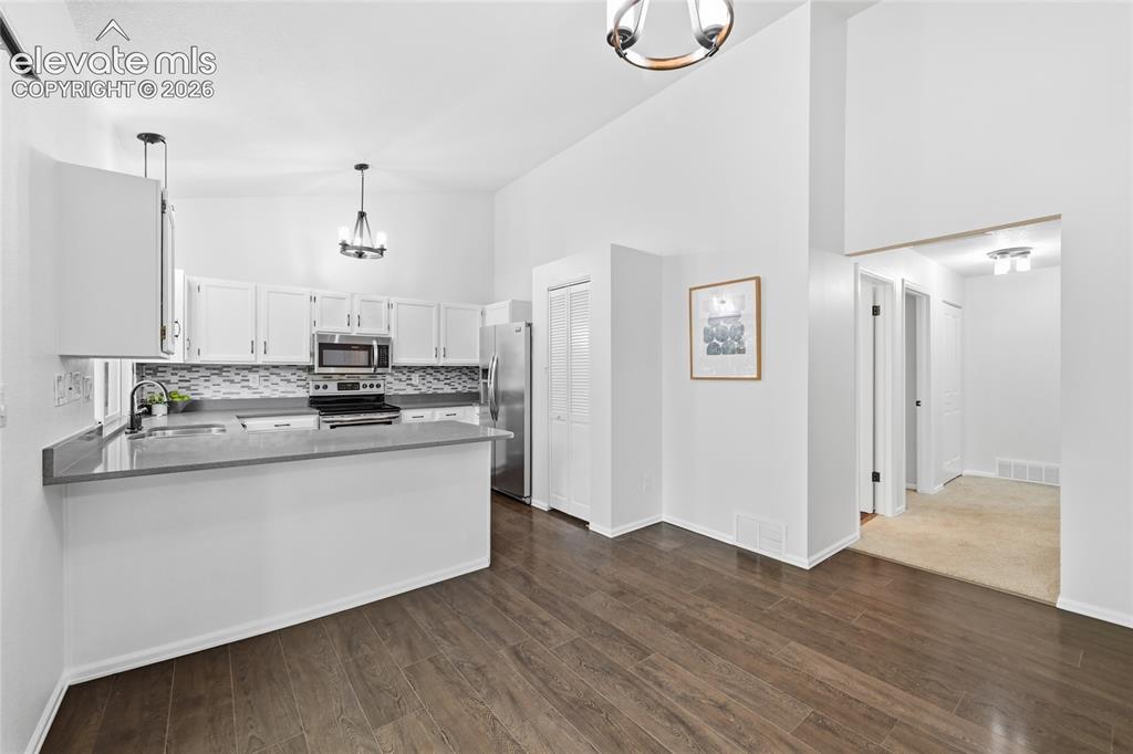 Image 7 of 27: Kitchen