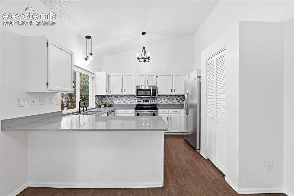 Image 9 of 27: Kitchen
