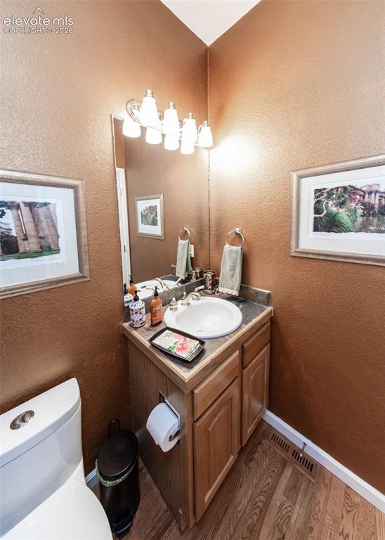 Image 22 of 50: Powder Room