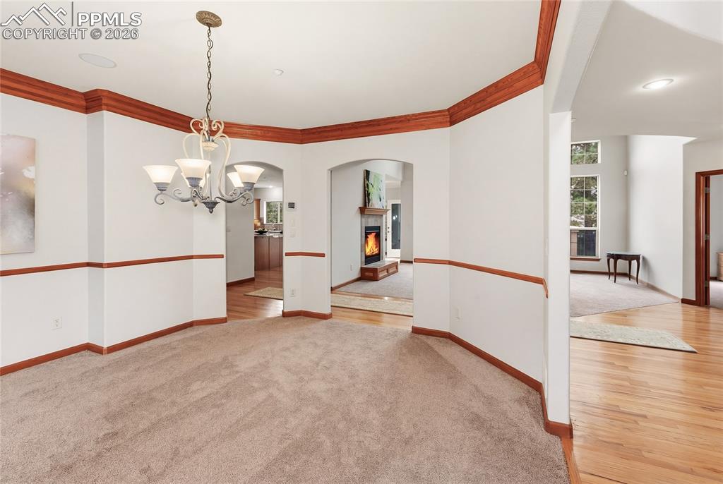 Image 16 of 50: Dining Area