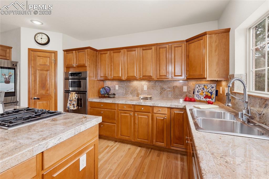 Image 22 of 50: Kitchen