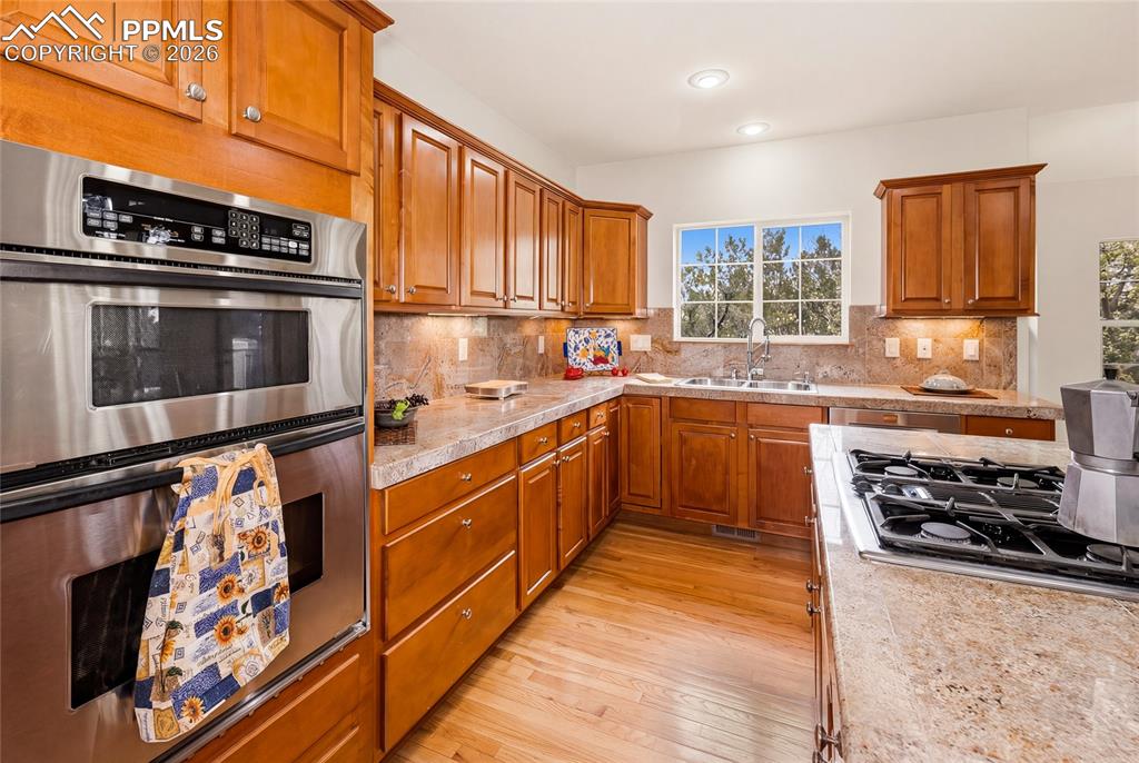 Image 24 of 50: Kitchen