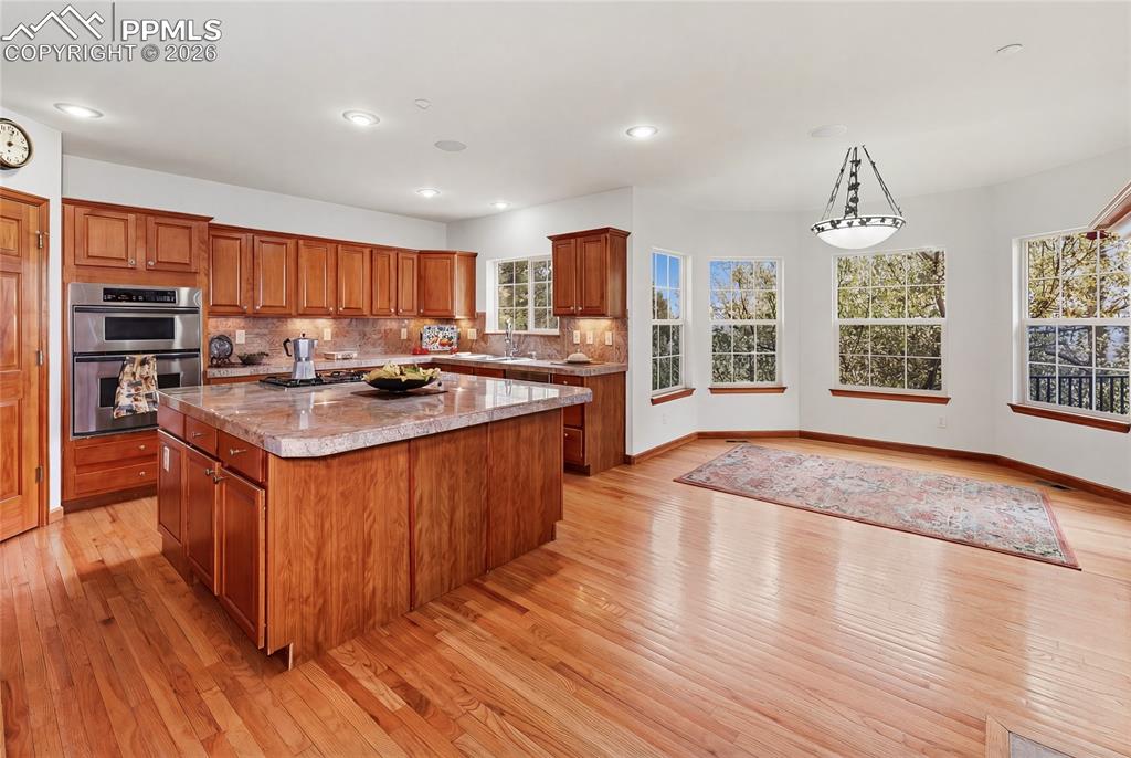 Image 25 of 50: Kitchen