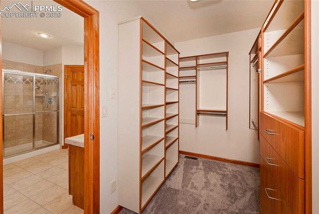 Image 34 of 50: Closet