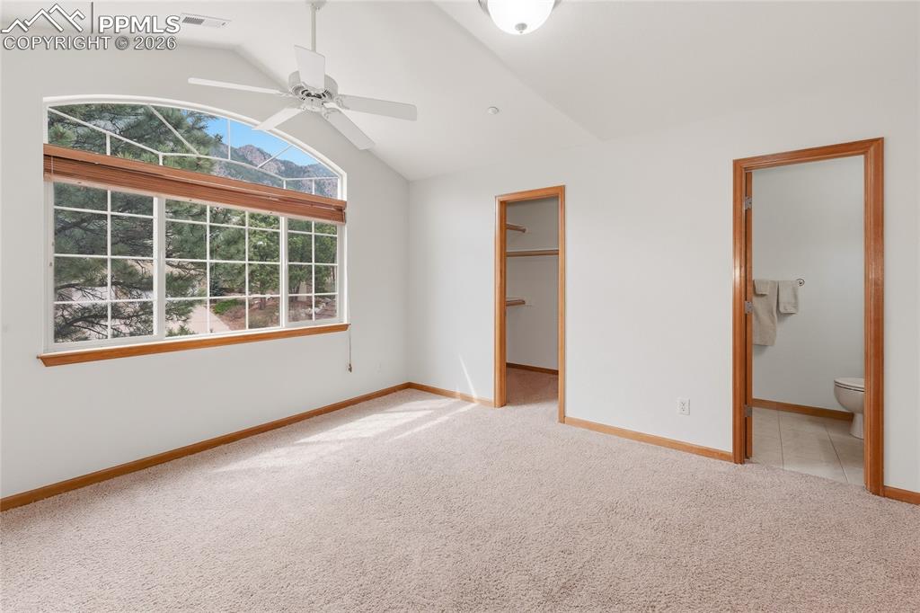 Image 35 of 50: Bedroom