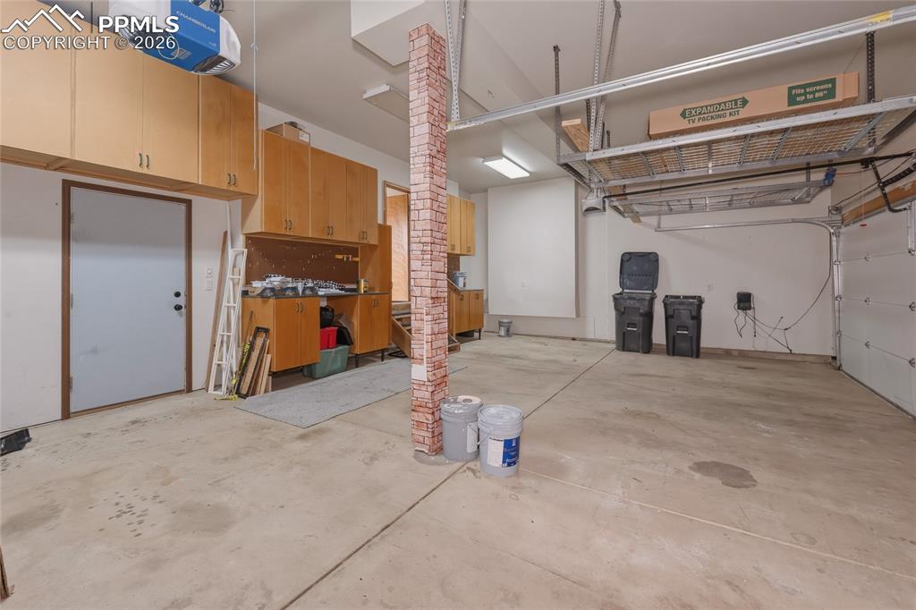 Image 46 of 50: Garage