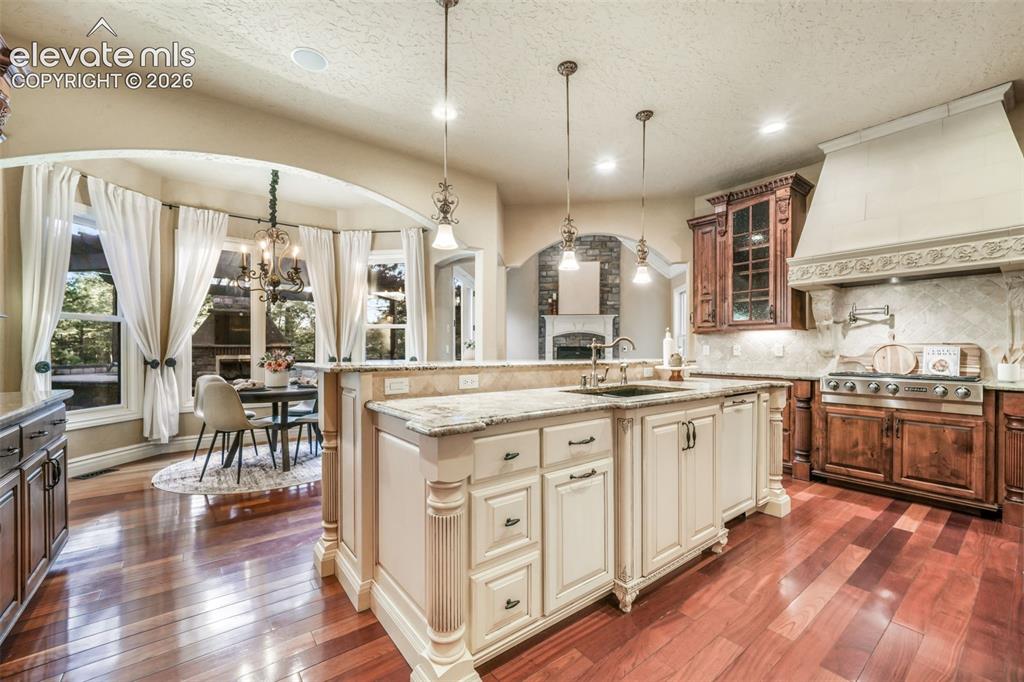 Image 12 of 50: Dining Room