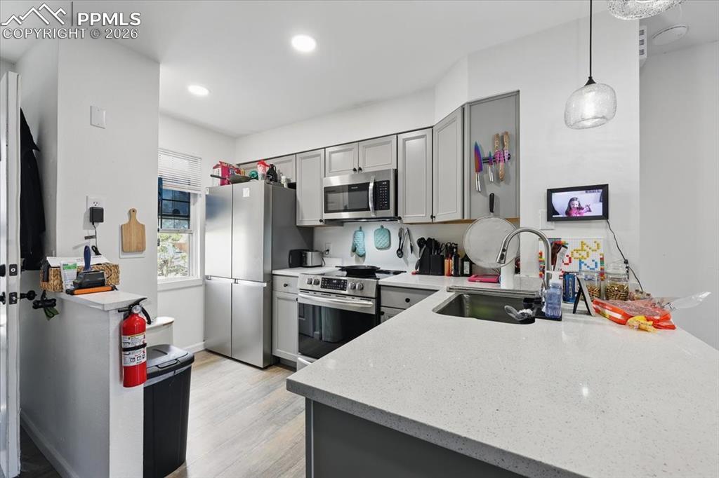 Image 14 of 20: Kitchen