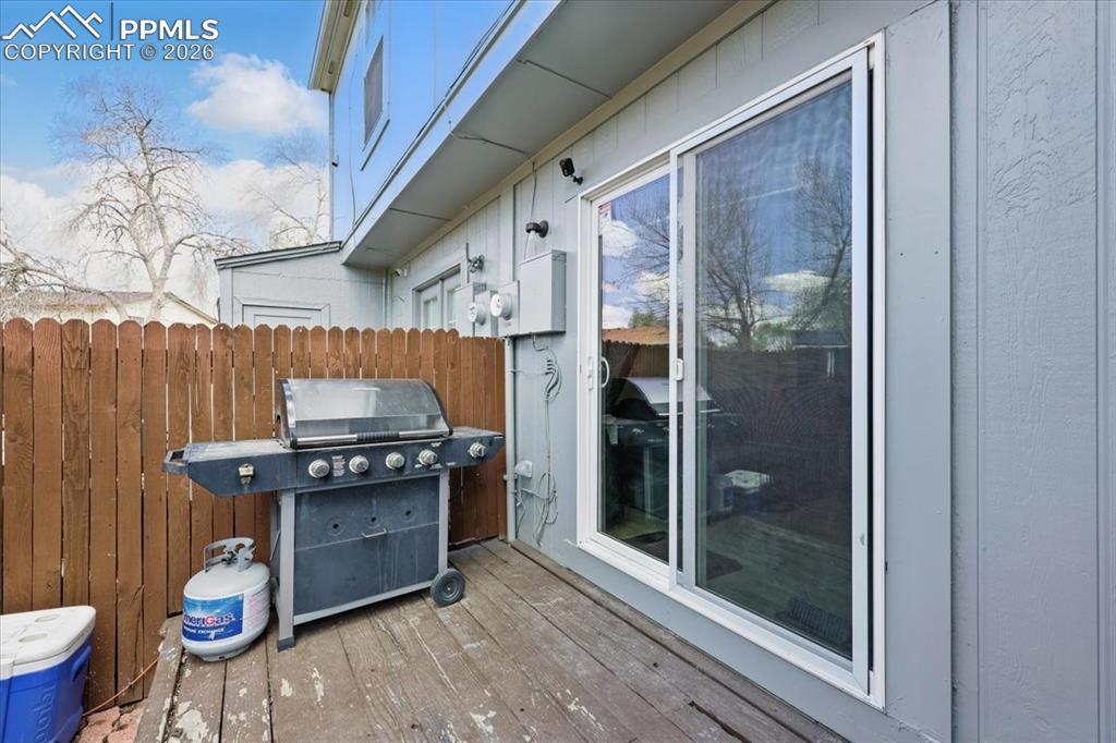 Image 18 of 20: Deck